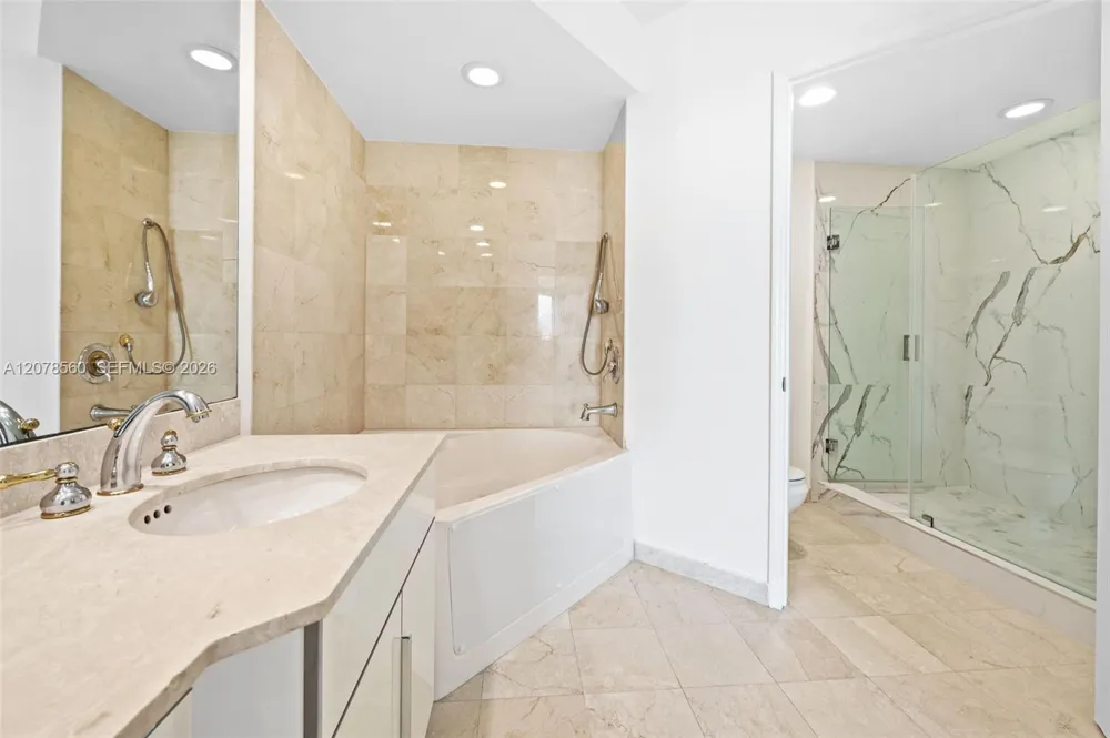 3370 Hidden Bay Dr #2102 Aventura, FL 33180
