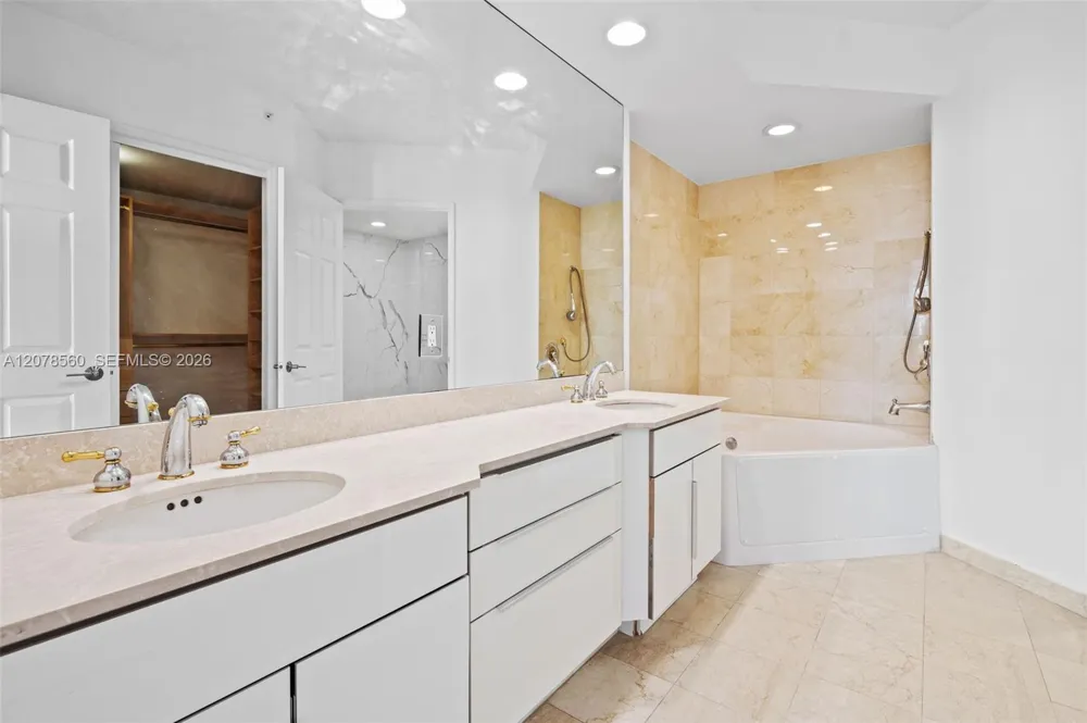 3370 Hidden Bay Dr #2102 Aventura, FL 33180