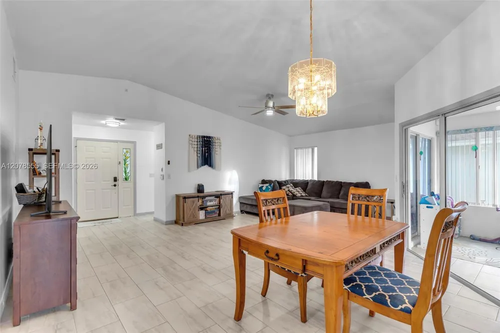 527 SE 27th Dr Homestead, FL 33033