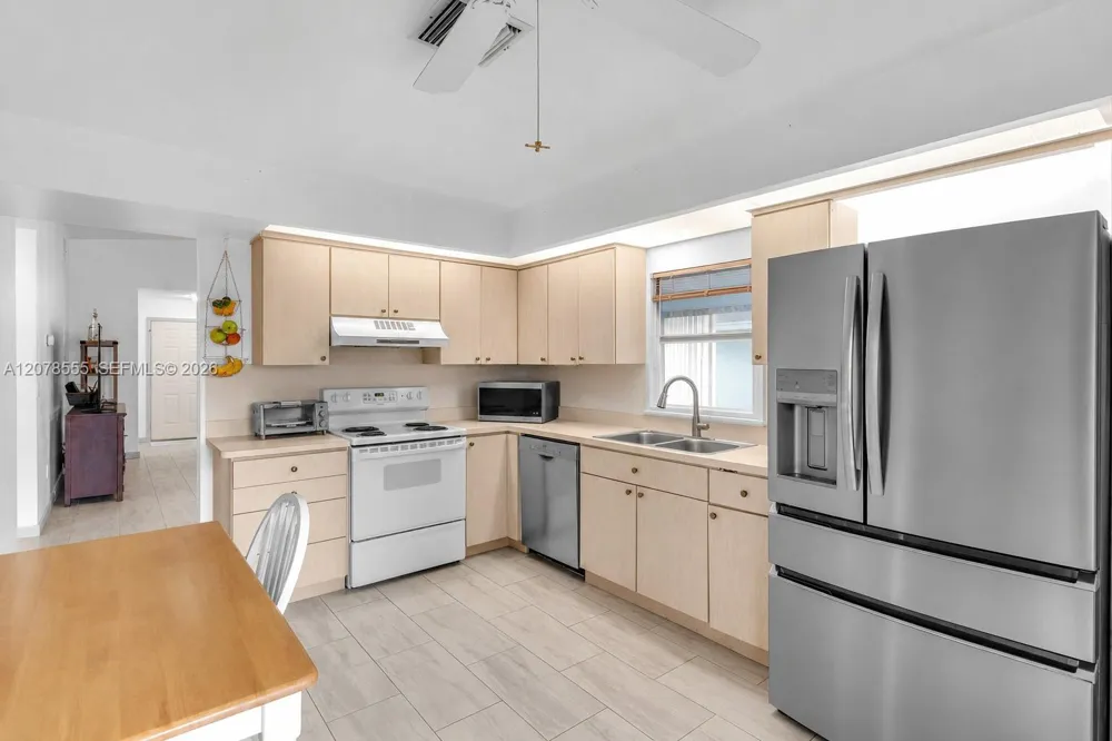 527 SE 27th Dr Homestead, FL 33033