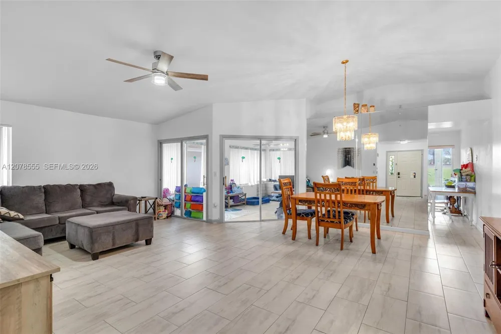 527 SE 27th Dr Homestead, FL 33033