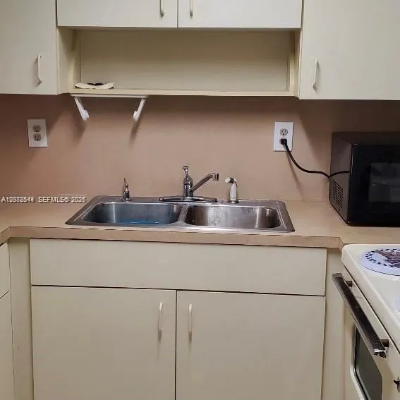 1305 W 46th St #108 Hialeah, FL 33012