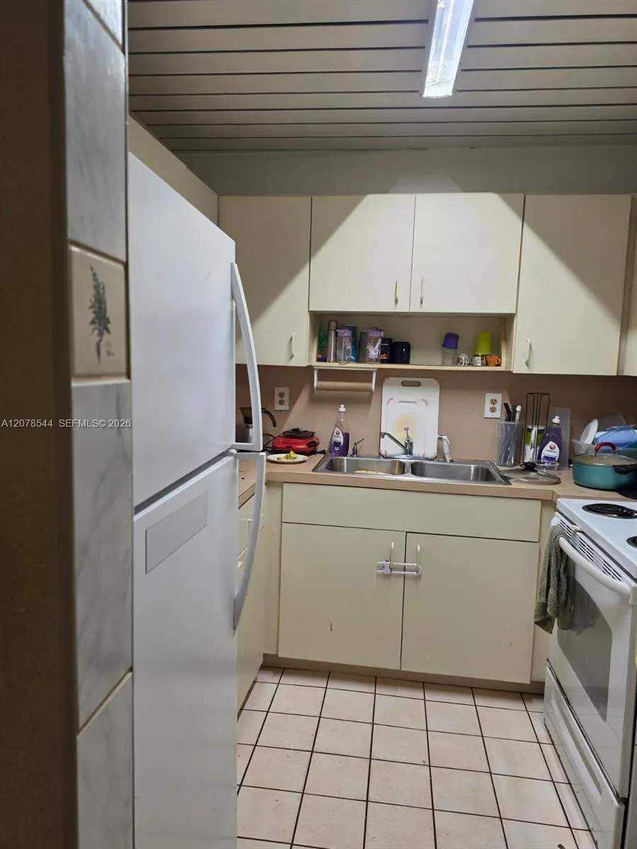 1305 W 46th St #108 Hialeah, FL 33012