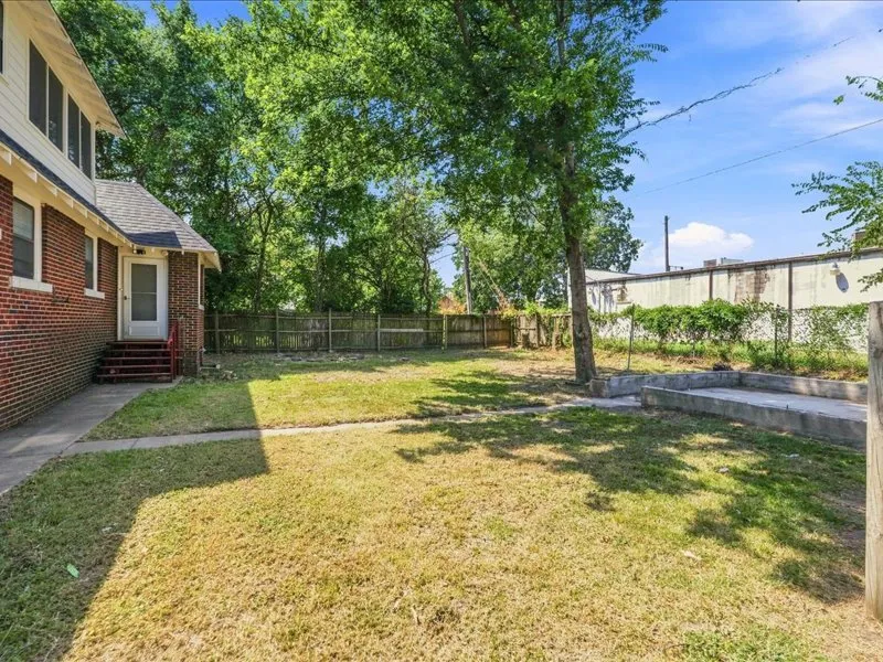 2402 Boston Muskogee, OK 74401