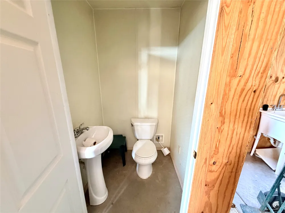405 Pryor Avenue Pocola, OK 74902