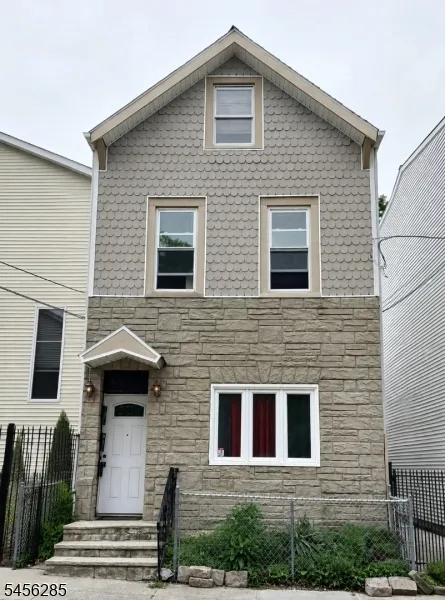 284 Hunterdon St #3 Unit 3