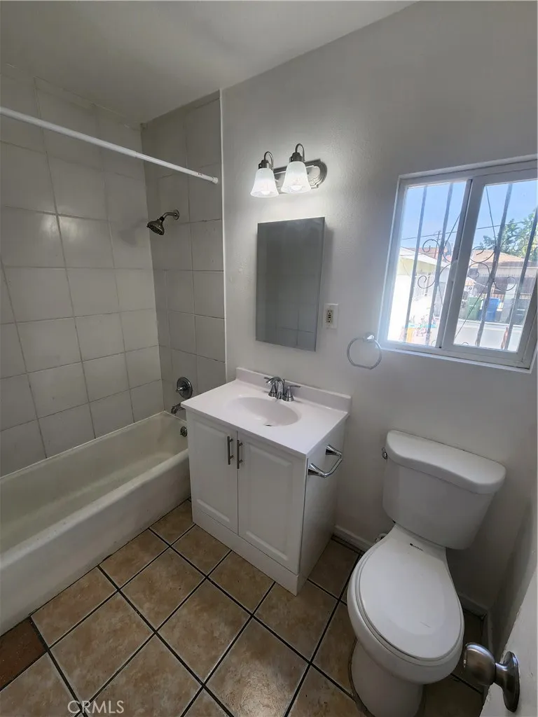 2410 E 115th Los Angeles, CA 90059