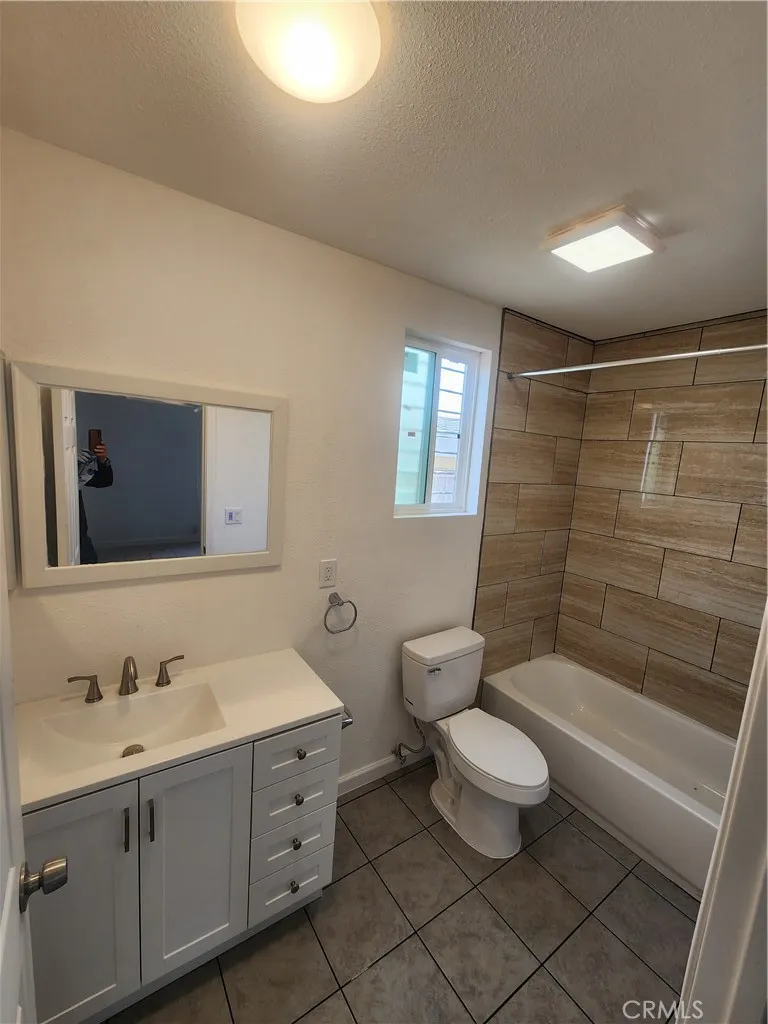 2410 E 115th Los Angeles, CA 90059
