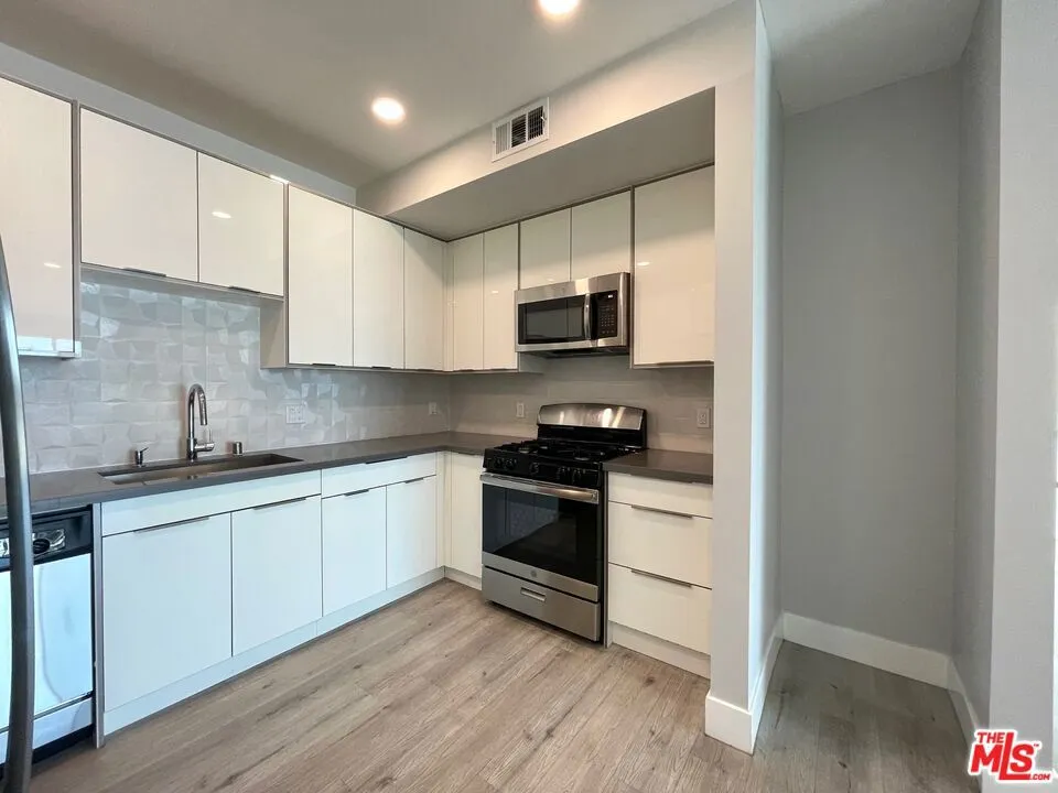 14612 Calvert Street #301 Van Nuys, CA 91411