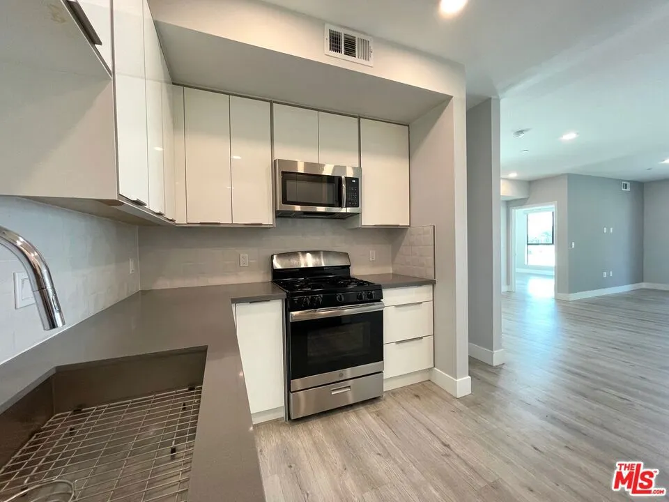 14612 Calvert Street #301 Van Nuys, CA 91411