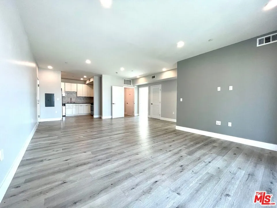 14612 Calvert Street #301 Van Nuys, CA 91411