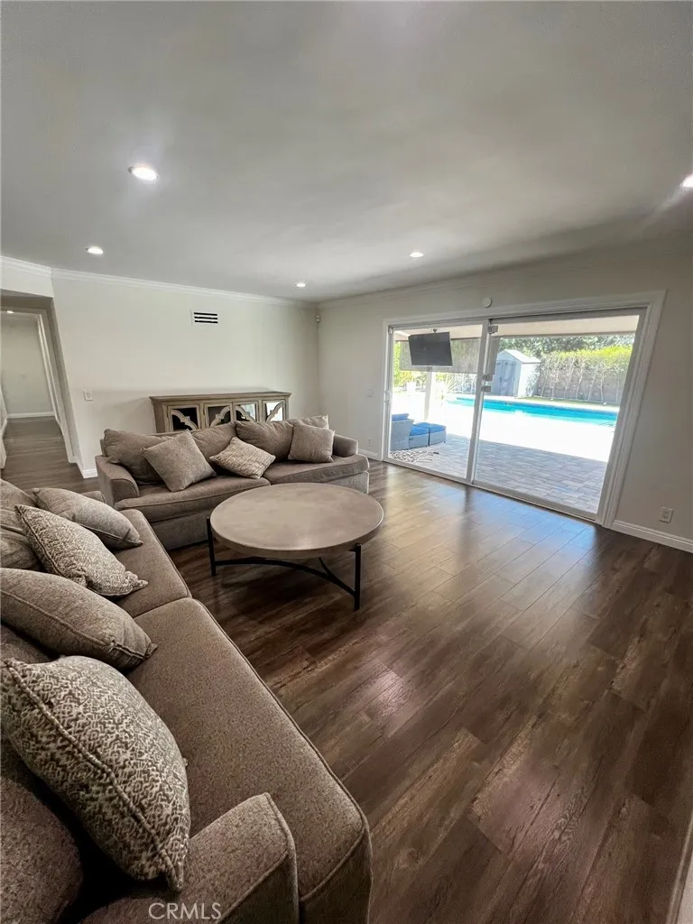 17170 Vintage Street Northridge, CA 91325