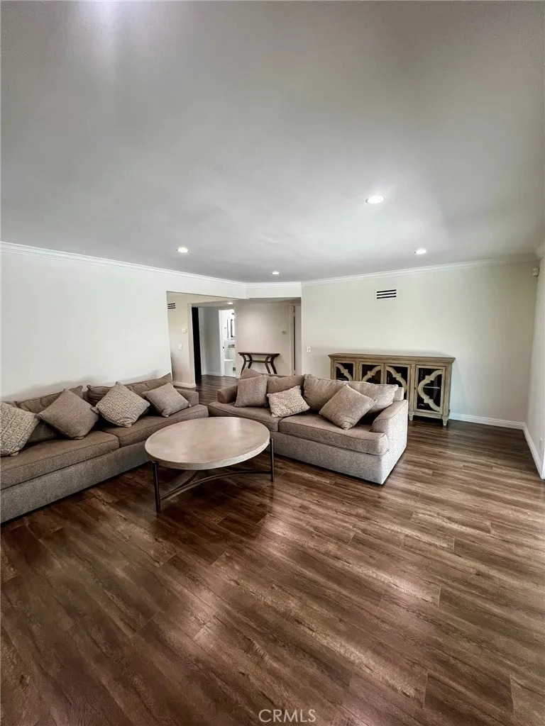 17170 Vintage Street Northridge, CA 91325