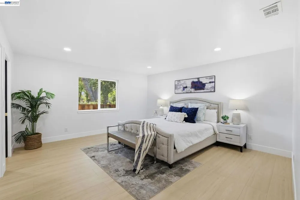 1913 W Middlefield Rd Mountain View, CA 94043