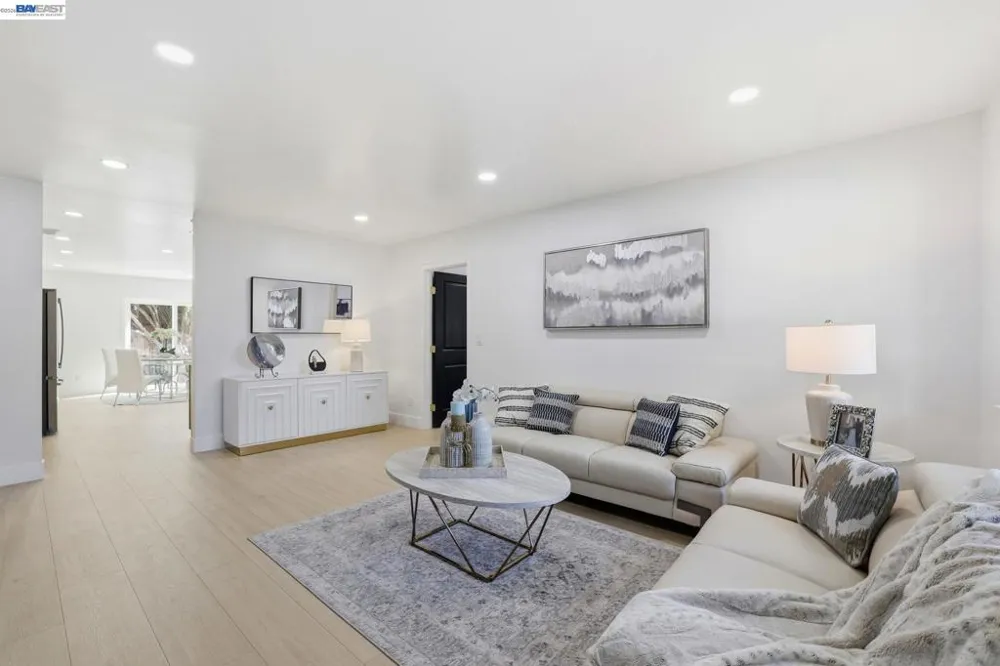 1913 W Middlefield Rd Mountain View, CA 94043