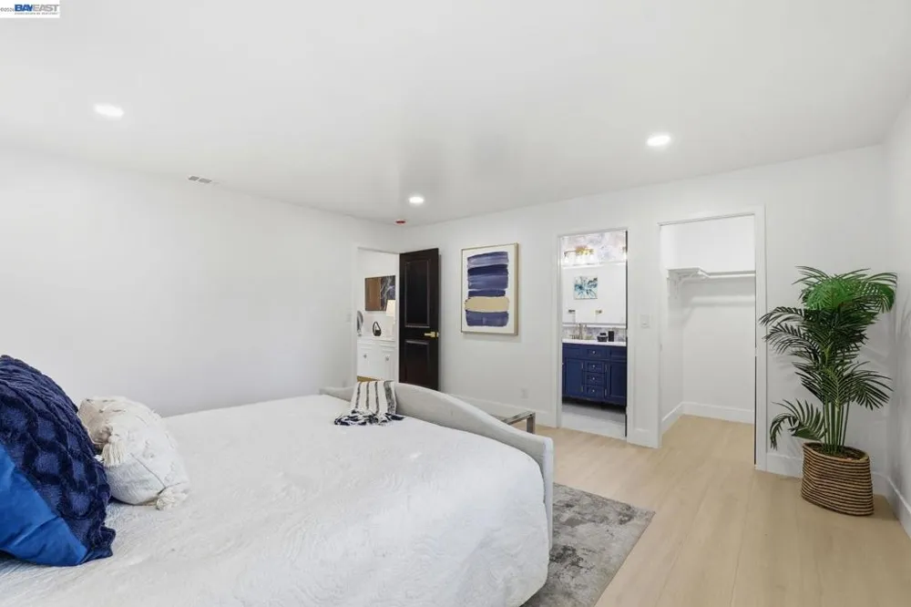 1913 W Middlefield Rd Mountain View, CA 94043