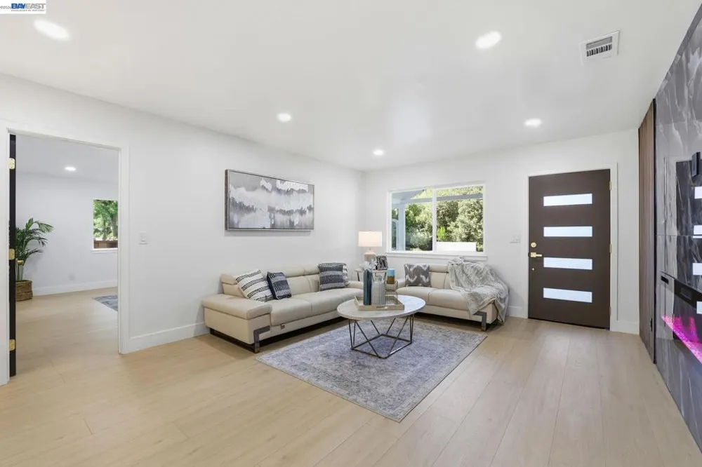 1913 W Middlefield Rd Mountain View, CA 94043