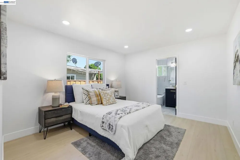 1913 W Middlefield Rd Mountain View, CA 94043