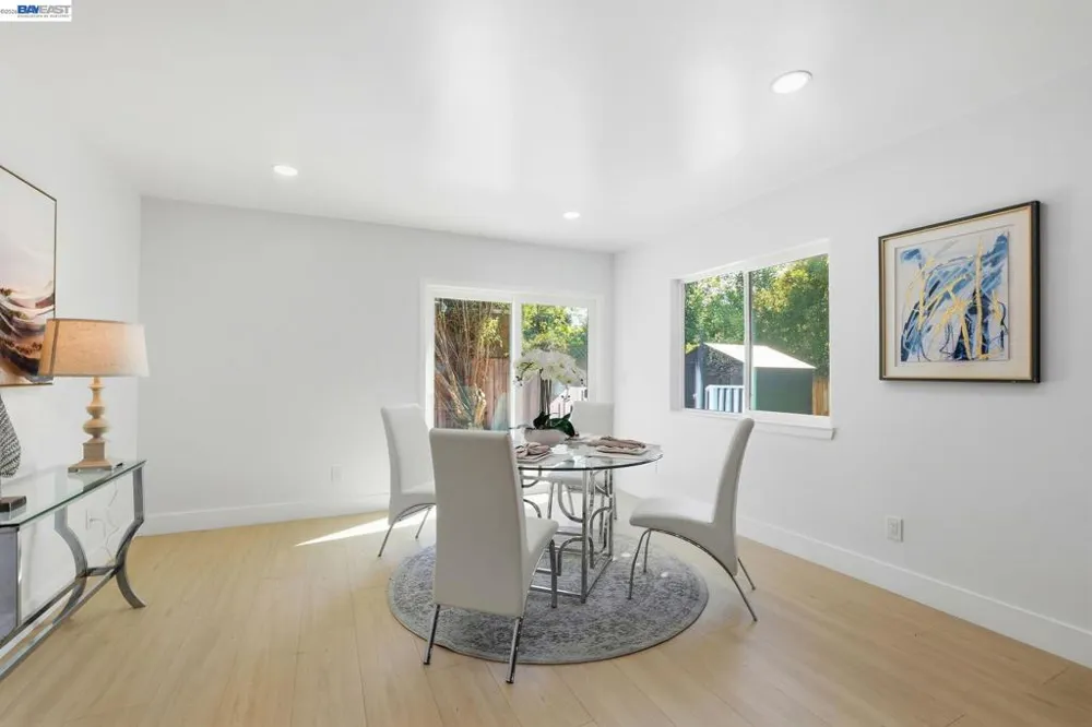 1913 W Middlefield Rd Mountain View, CA 94043