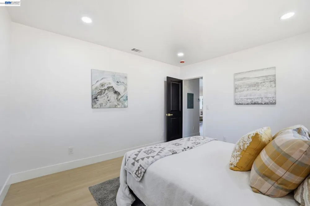 1913 W Middlefield Rd Mountain View, CA 94043