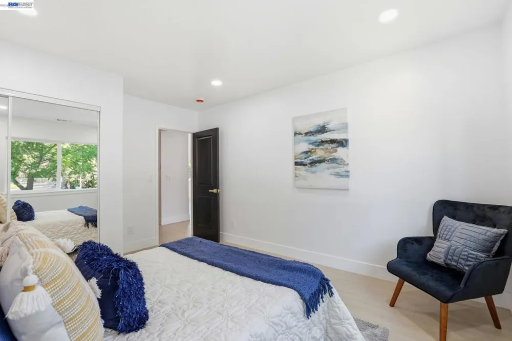 1913 W Middlefield Rd Mountain View, CA 94043