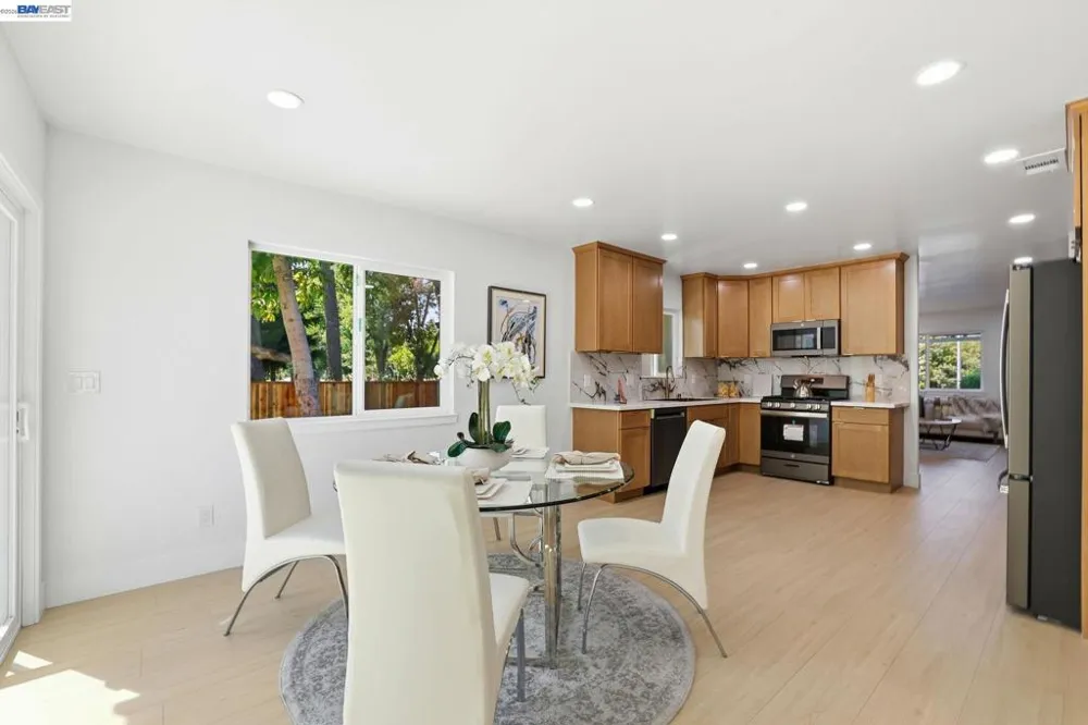 1913 W Middlefield Rd Mountain View, CA 94043
