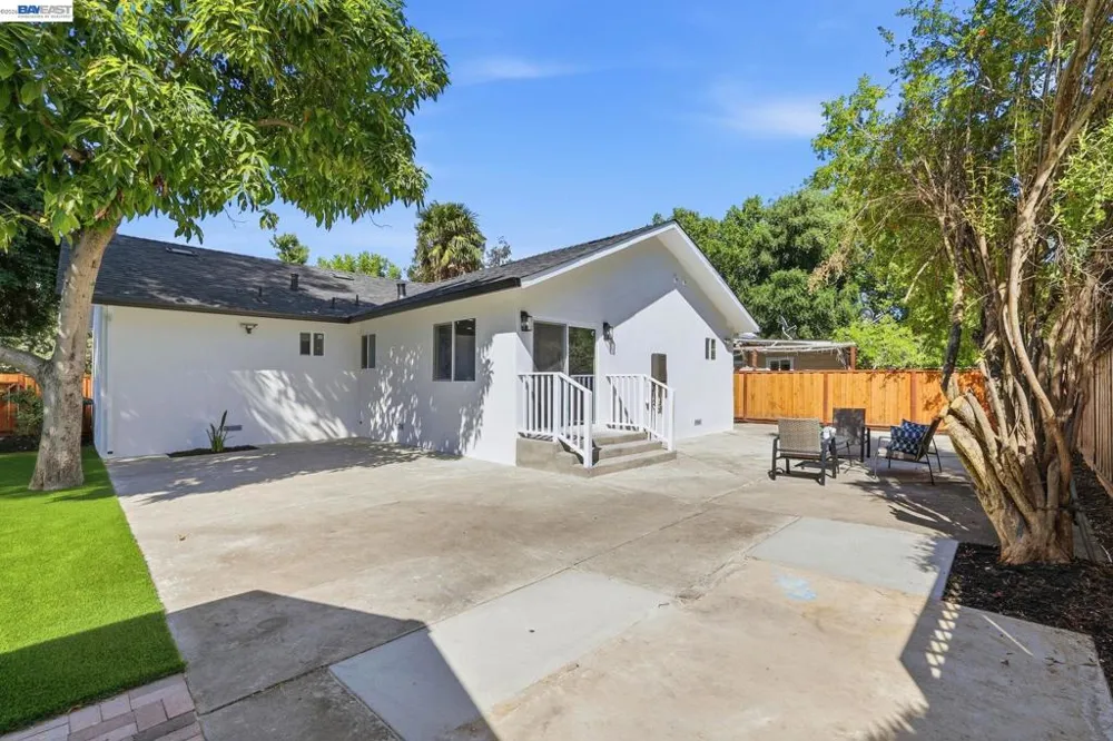 1913 W Middlefield Rd Mountain View, CA 94043