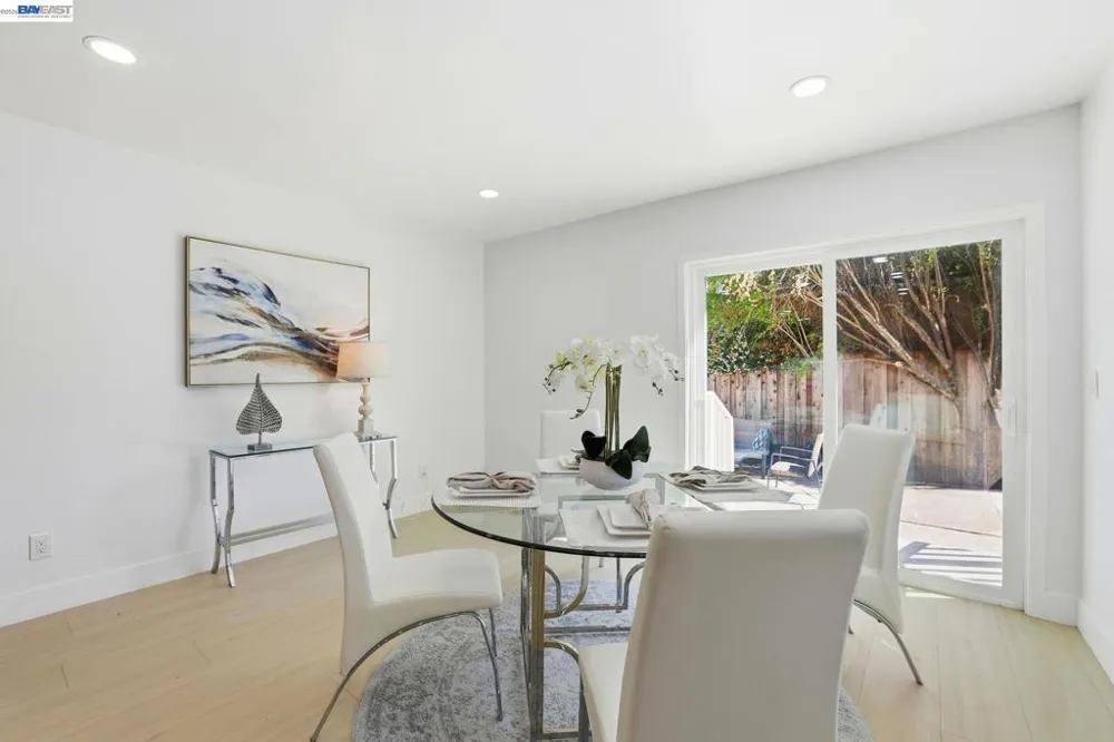 1913 W Middlefield Rd Mountain View, CA 94043