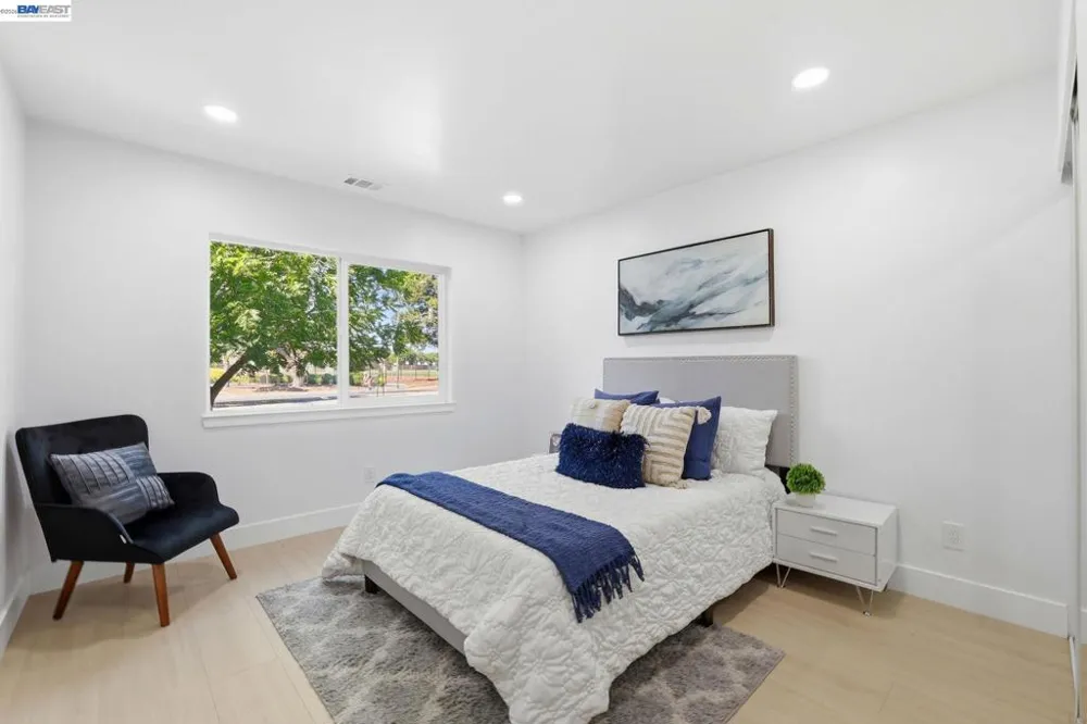 1913 W Middlefield Rd Mountain View, CA 94043