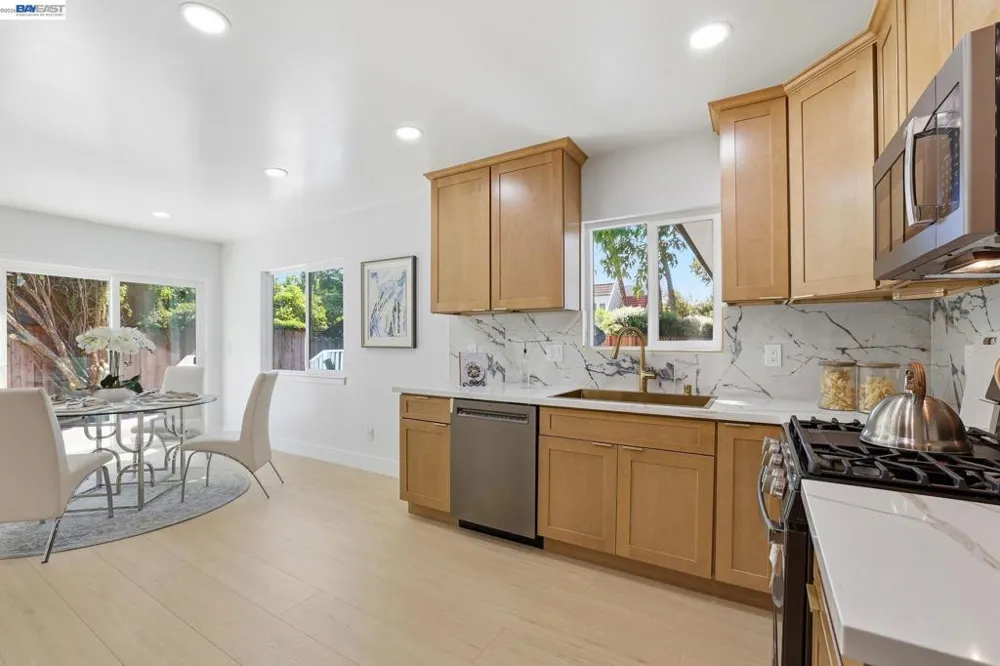 1913 W Middlefield Rd Mountain View, CA 94043