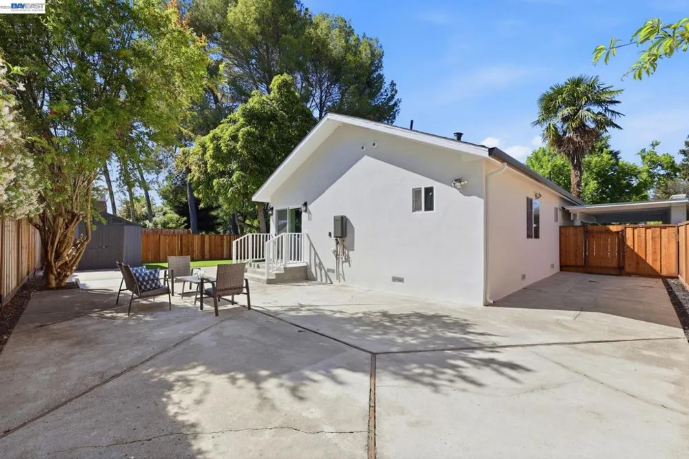 1913 W Middlefield Rd Mountain View, CA 94043