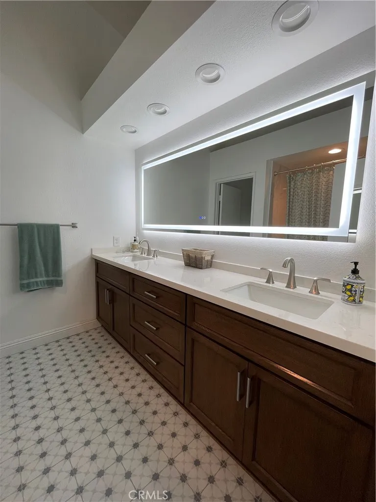 6097 E Montefino Anaheim, CA 92807