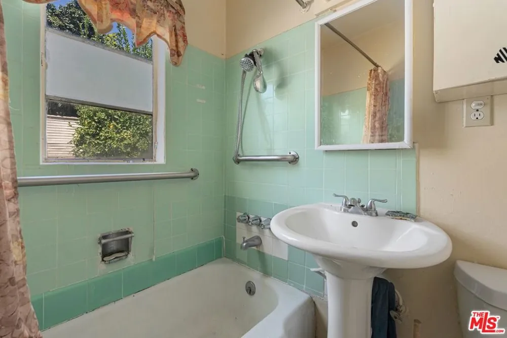 841 Laveta Terrace Los Angeles, CA 90026