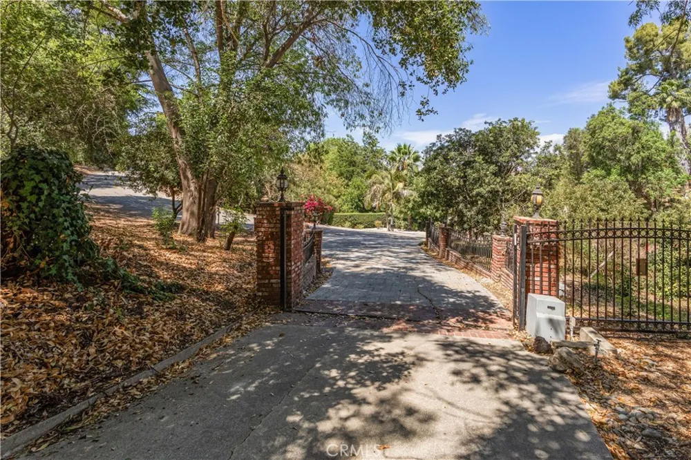2418 S Buenos Aires Covina, CA 91724