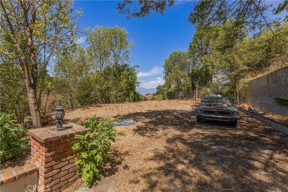 2418 S Buenos Aires Covina, CA 91724