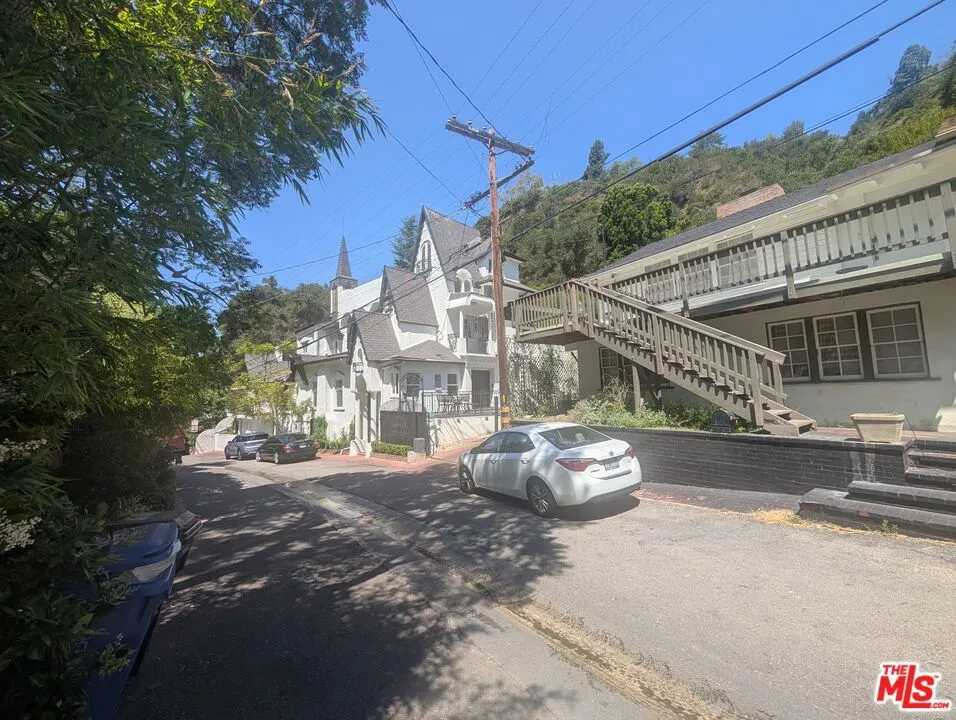 9699 Yoakum Drive Los Angeles, CA 90210