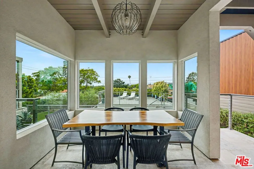 922 Berkeley Street Santa Monica, CA 90403