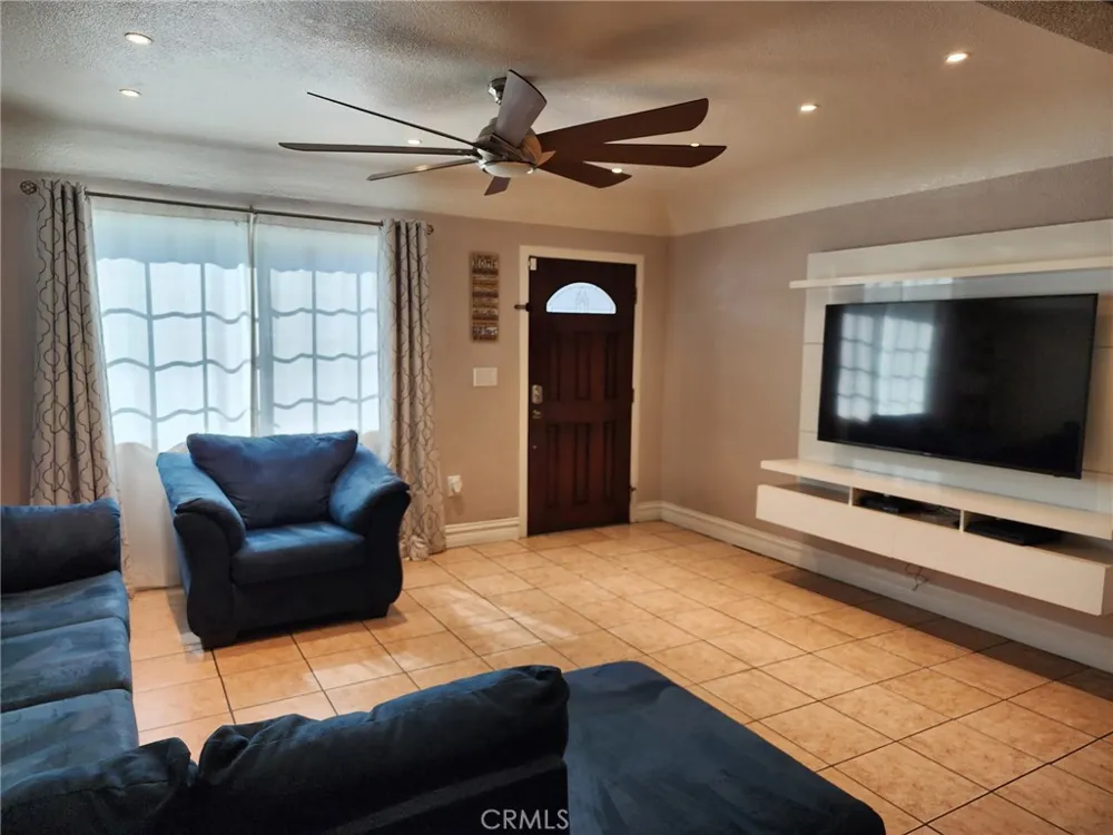 4409 E 56th Maywood, CA 90270