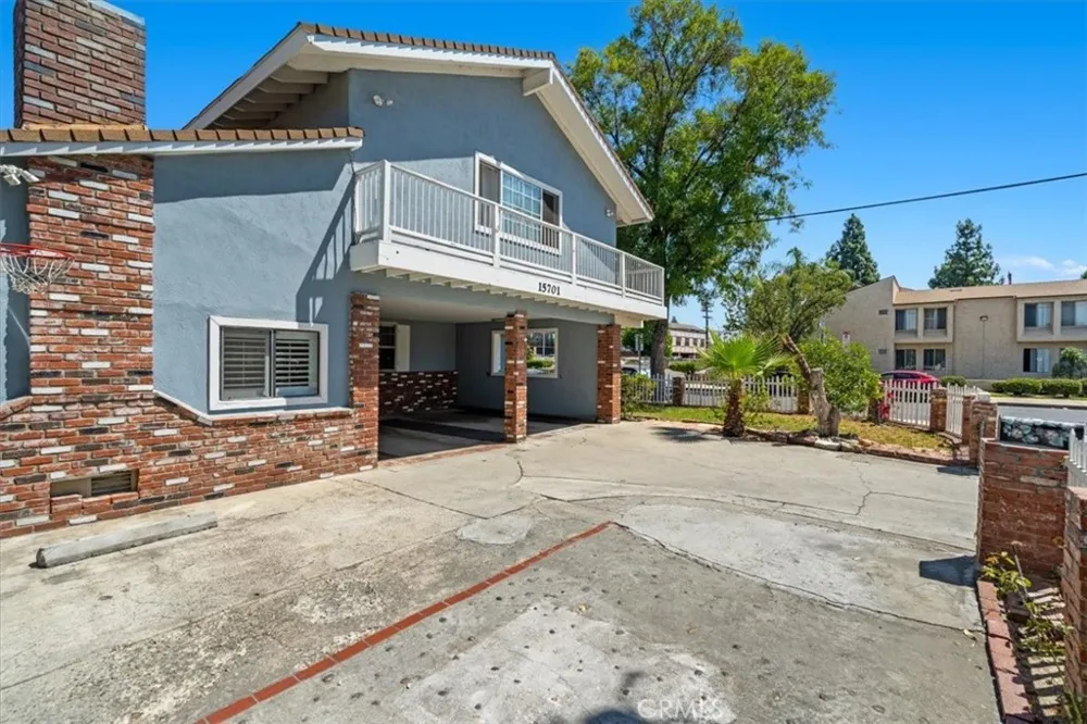 15701 Tuba North Hills, CA 91343
