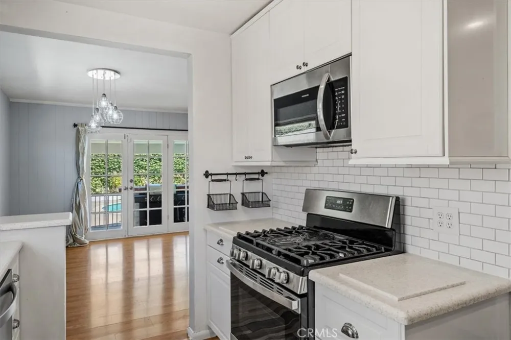 15701 Tuba North Hills, CA 91343