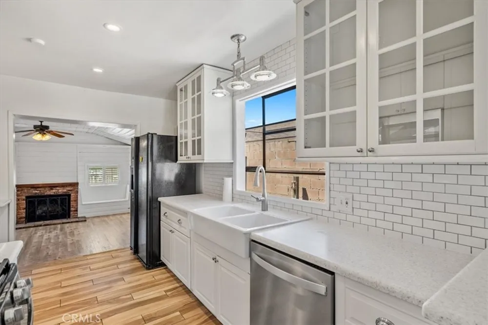 15701 Tuba North Hills, CA 91343