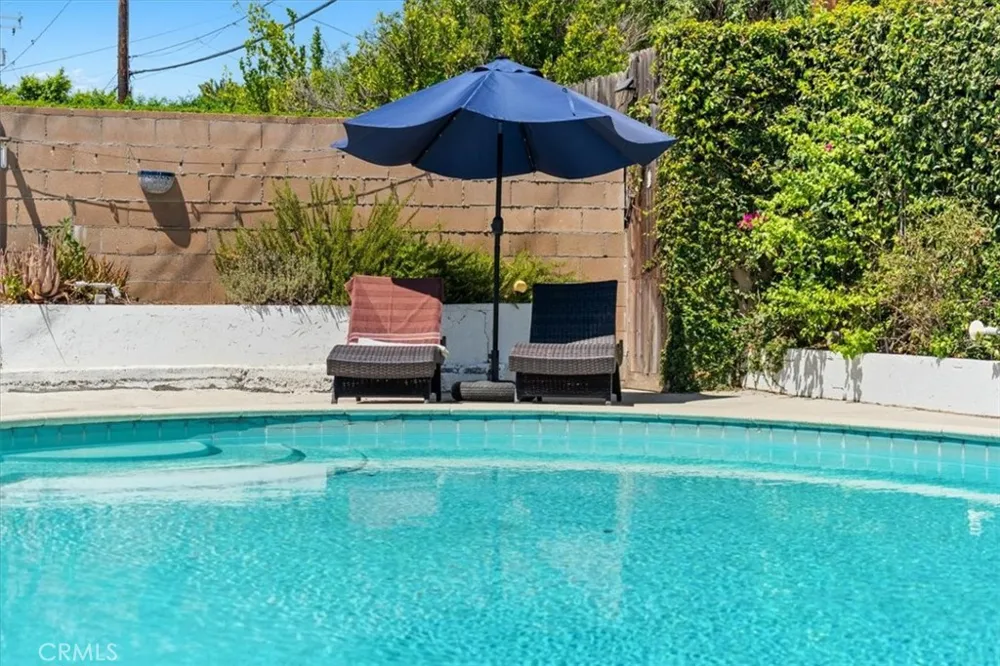 15701 Tuba North Hills, CA 91343
