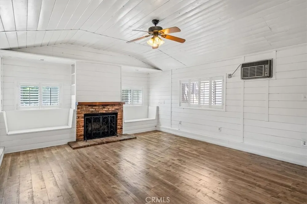 15701 Tuba North Hills, CA 91343