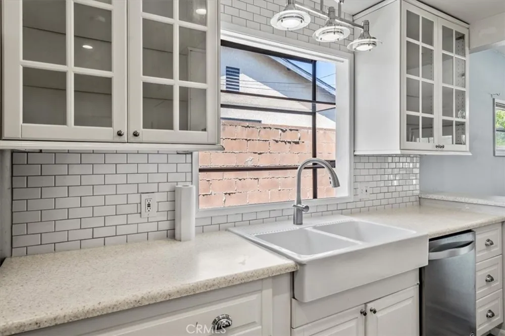 15701 Tuba North Hills, CA 91343