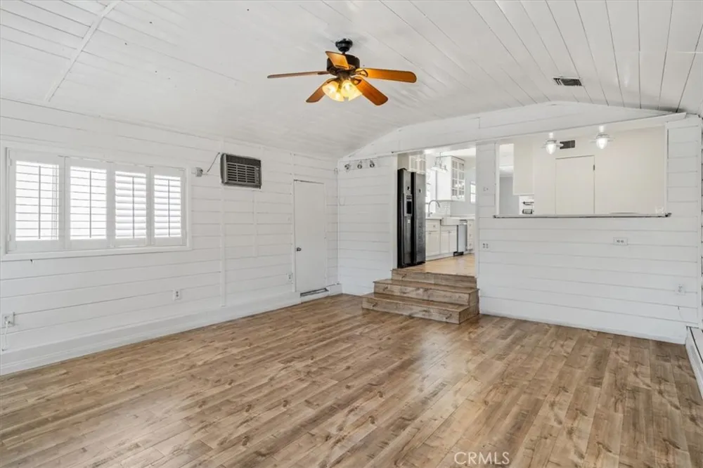 15701 Tuba North Hills, CA 91343