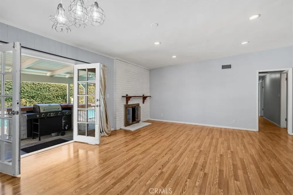 15701 Tuba North Hills, CA 91343