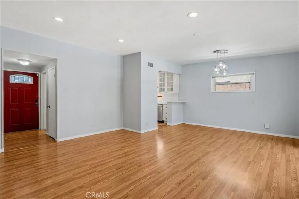 15701 Tuba North Hills, CA 91343