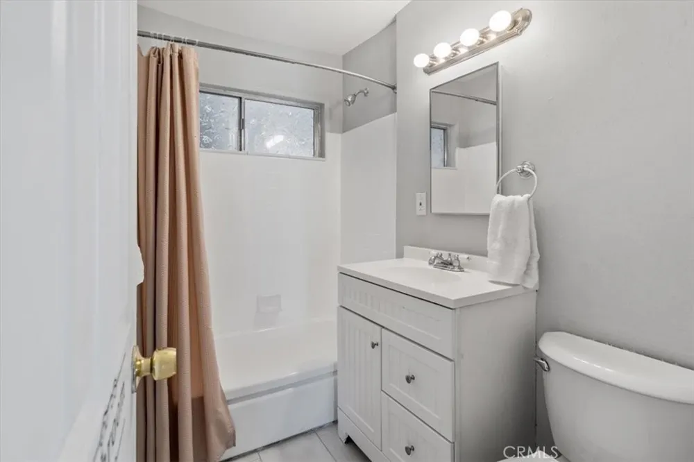 15701 Tuba North Hills, CA 91343