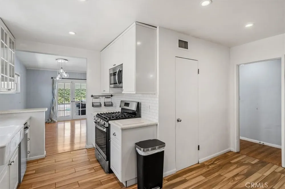 15701 Tuba North Hills, CA 91343