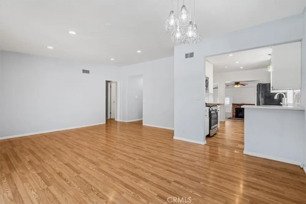 15701 Tuba North Hills, CA 91343